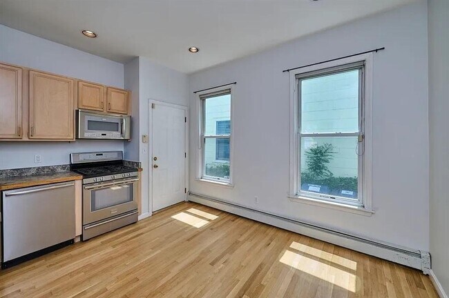 Photo - 220 Windsor St