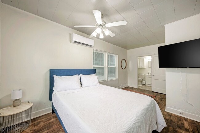 Building Photo - Charming Fully Furnished Studio in the Hea... Unit 1 Rental