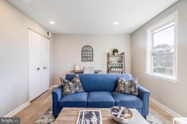 Photo - 1149 Summit St NE