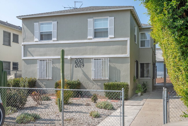 Photo - 2019-2021 S Sherbourne Dr Apartamentos