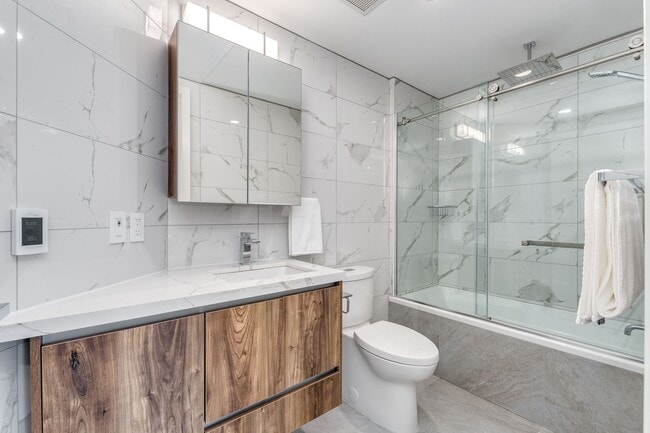 Building Photo - 1170 Barclay St Unit 302