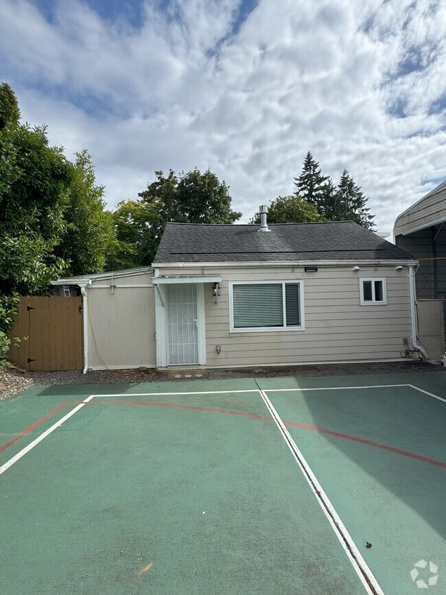 Building Photo - 1915 Mountain View Ave W Rental