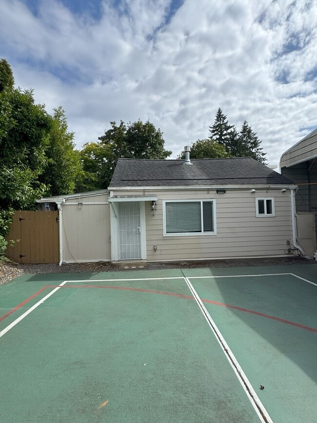 Building Photo - 1915 Mountain View Ave W Rental