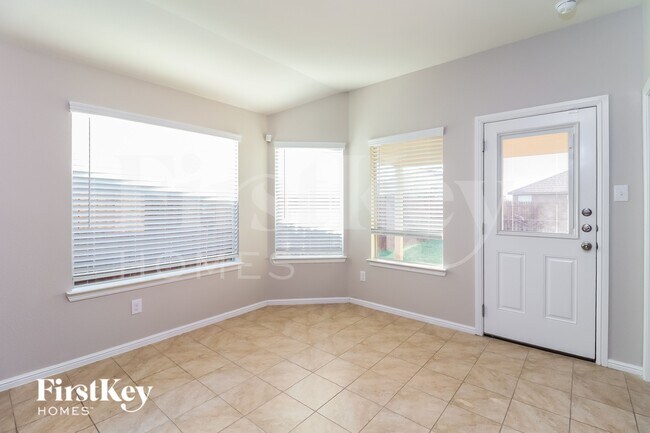 Photo - 525 Foxhunter St