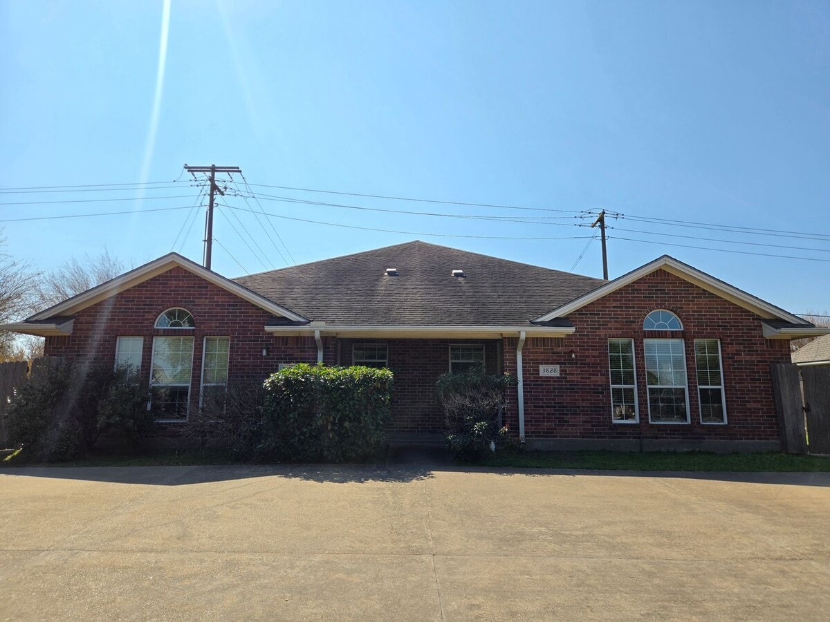 College Station - 3 bedroom / 3 bath - duplex with fenced yard and washer/dryer. - College Station - 3 bedroom / 3 bath - duplex with fenced yard and washer/dryer.