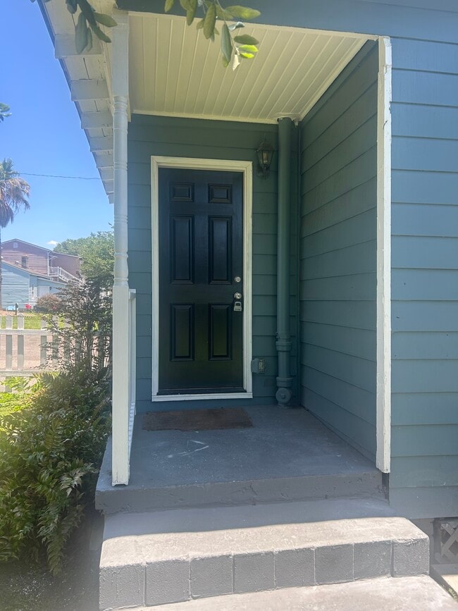 Photo - 520 E Hall Ln
