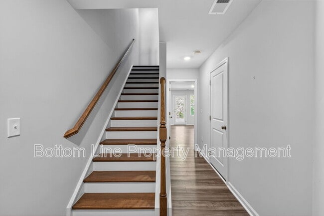 Photo - 1129 Lily Loch Wy