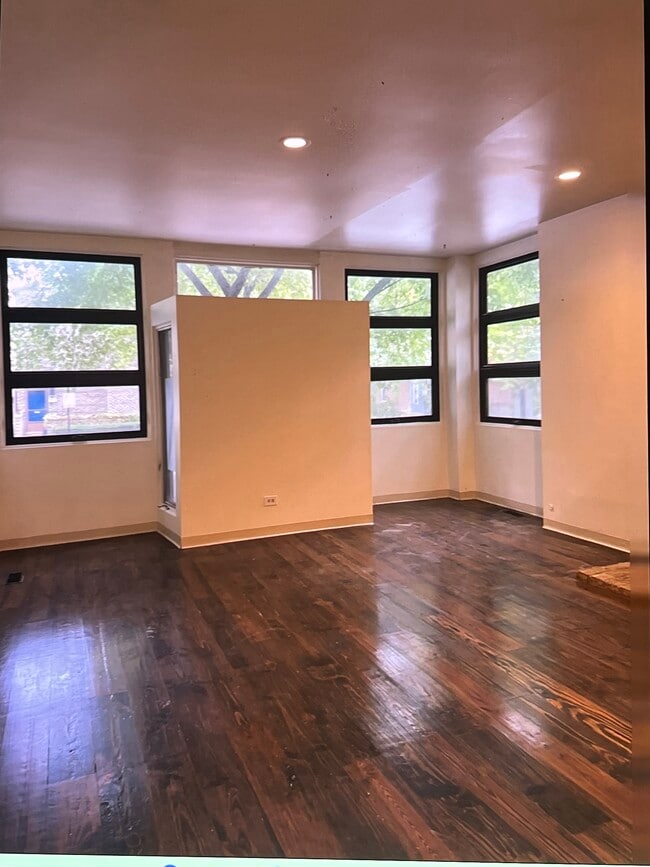 living room - 2059 N Clifton Ave Unit #1