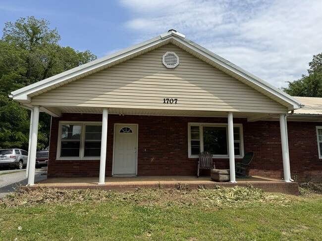 Building Photo - 1707 Ridge Rd