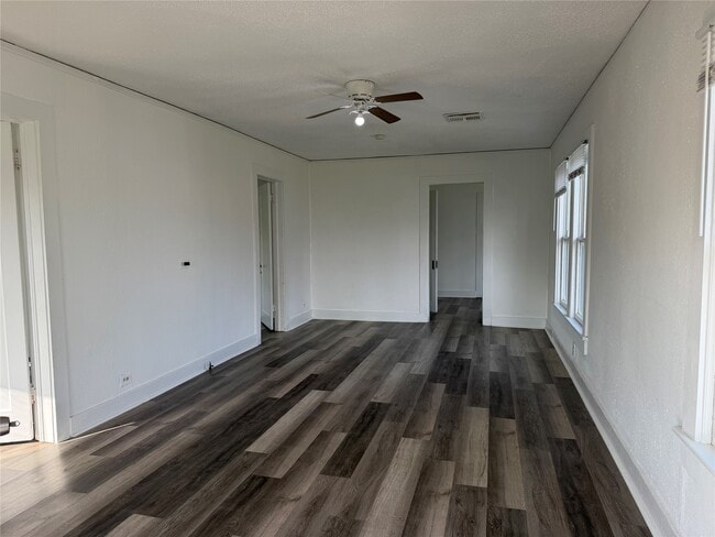 Photo - 2303 Victory Ave