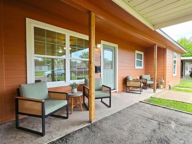 Photo - 1111 Belshire Rd