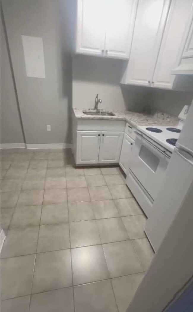 Building Photo - 452 Main St Unit 4