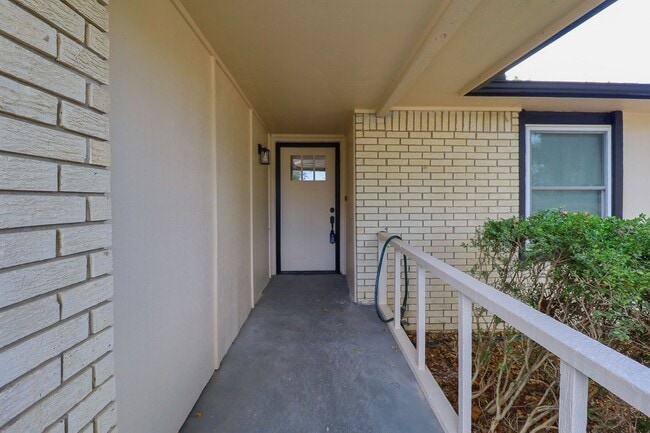 Photo - 3 bed/2bath! Fully remodeled!