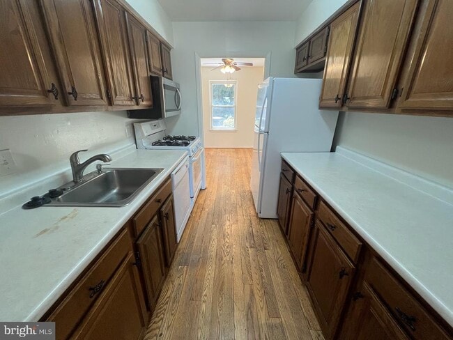 Building Photo - 5566 Burnside Dr