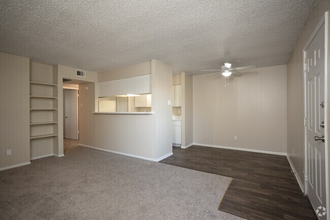 1BR, 1BA - 700SF - Living/Dining Area