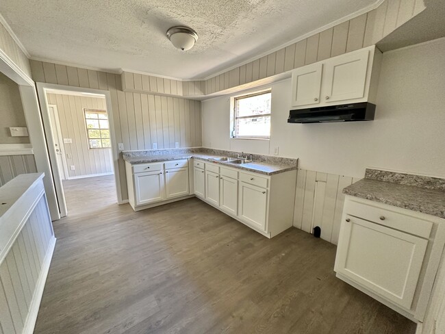 Photo - 1930 Granville Ave