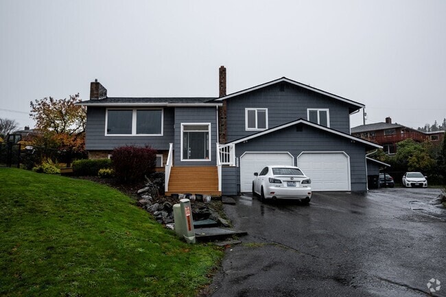 Building Photo - Downstairs Suite with Private Kitchen & Ba... Rental