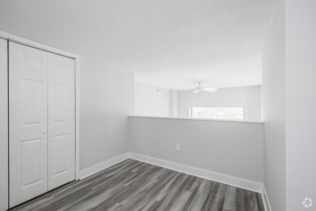 1.5BR, 1BA - 837SF - Loft