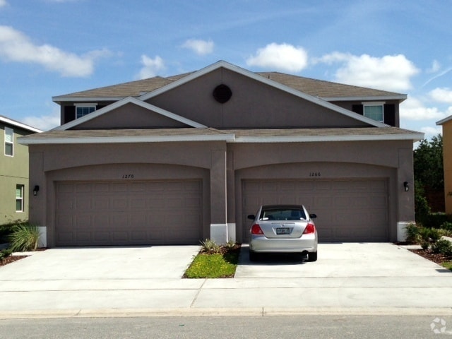 Building Photo - Beautiful 3 bedroom, 2.5 bath townhouse in...