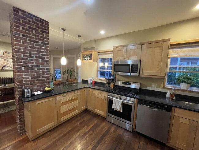 Building Photo - 217 Harvard St Unit 1L