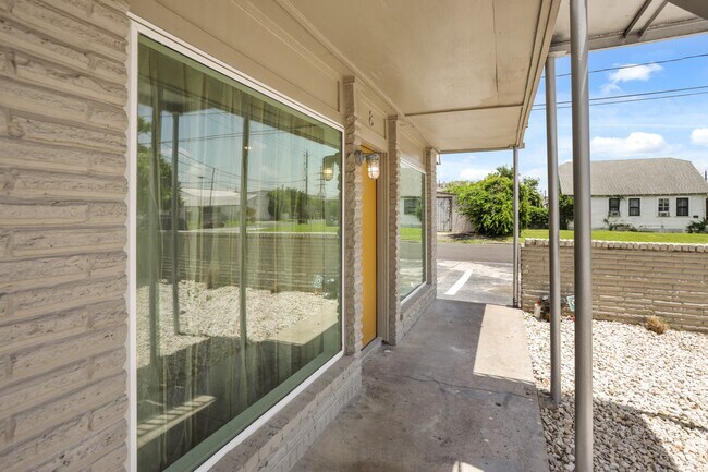 Building Photo - 1408 Hughes St Unit 4 Rental