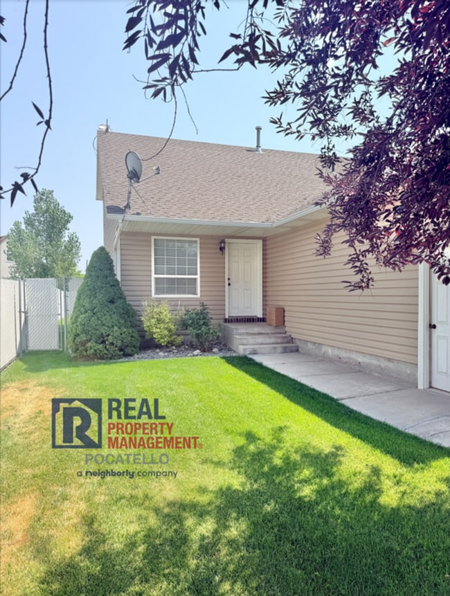 Photo - MOVE IN SPECIAL - 5 Bedroom 3.5 Bath Duplex - 2 car garag