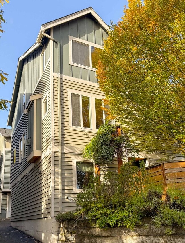 Building Photo - 3bd/2.5ba Seattle Townhome