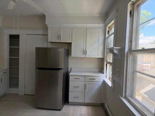 Building Photo - 673 Elm St Unit 673 Elm 2nd Floor