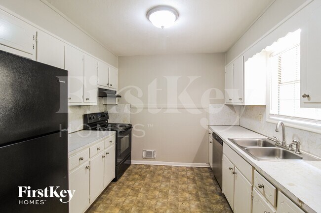 Photo - 1021 Meadowbrook Ln NW