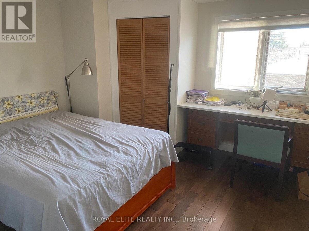 Photo - 19 Dunsfold Dr