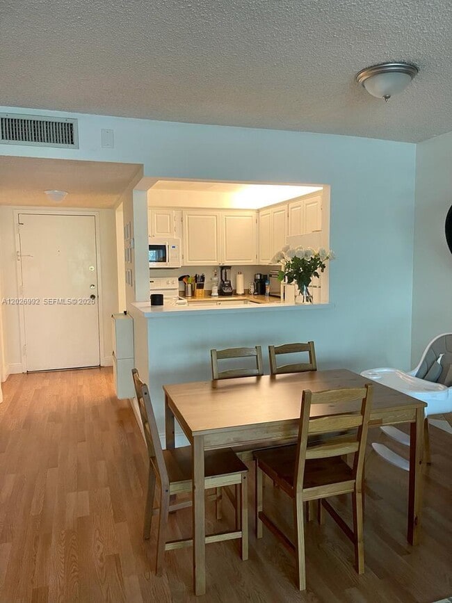 Building Photo - 301 Racquet Club Rd Unit 305