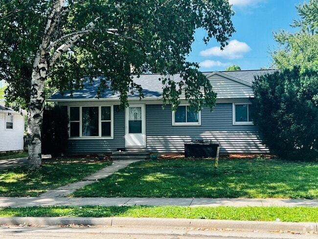 Building Photo - Charming 3 bedroom house