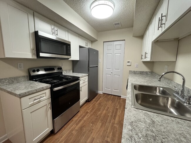 2BD White Kitchen - Monroeville Apartments at Belmont Ridge