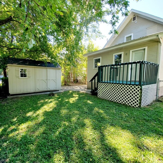 Photo - 327 Leslie St