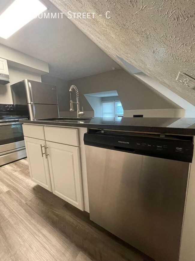 Photo - 2135 Summit St Unidad C