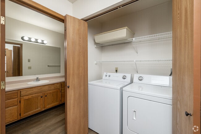 2BR, 1BA - 936SF - Laundry