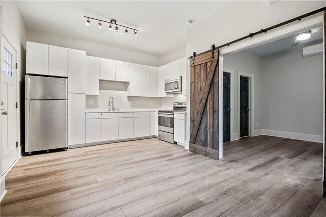 Photo - 940 St Charles Ave NE