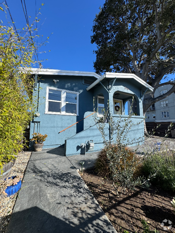 Building Photo - 5040 Melrose Ave Rental