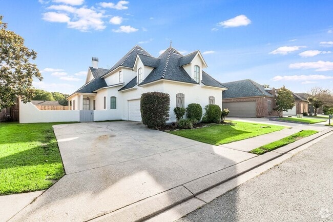Building Photo - Beautifully Renovated 4-Bedroom Home in St...