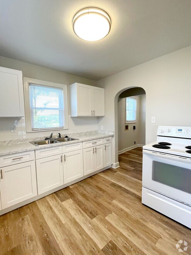 Building Photo - 2 Living Area's & 2 Car Garage - Near MSU,... Rental