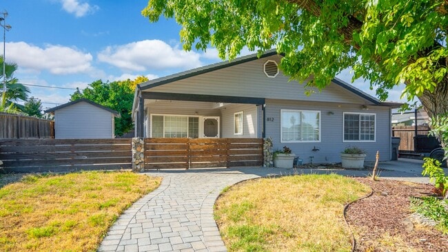 Building Photo - 3 Bedroom home in Winters