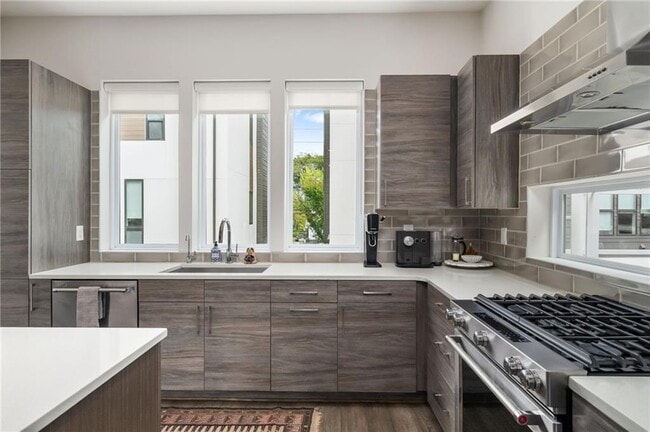 Photo - 52 Reynolds Square Ln