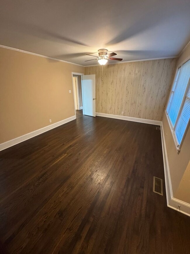 1042 Westover Cir