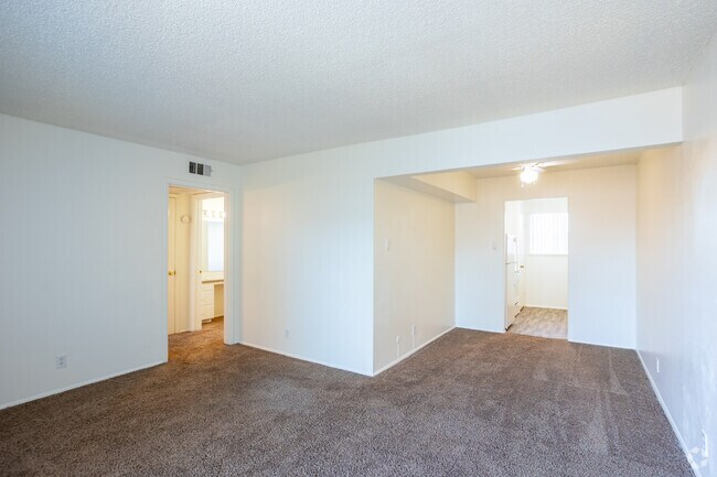 1BD, 1BA - 682SF - Dining Room