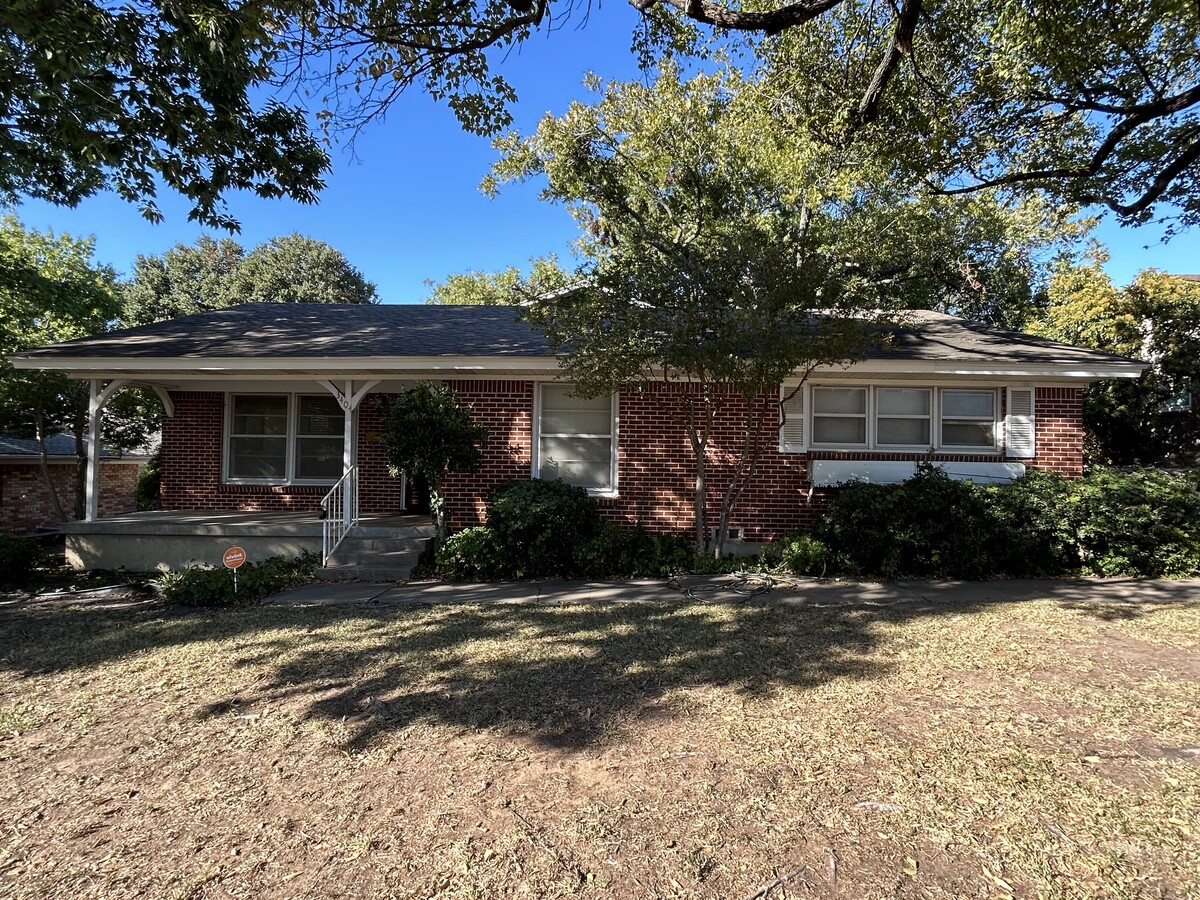 FULLY REMODELED INTERIOR - KITCHEN/BATHROOMS/HARDWOOD FLOORS (PICS COMING) - 3404 Martin Lydon Ave House