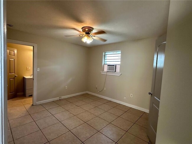 Photo - 3620 Hollygrove St Unit B