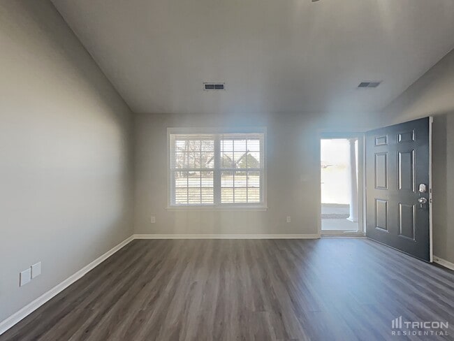 Photo - 901 Laramie Ct