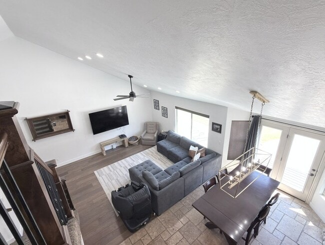 Photo - 301 W Birch Dr