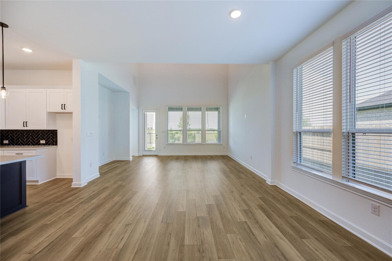 Photo - 25326 Loch Doon Dr