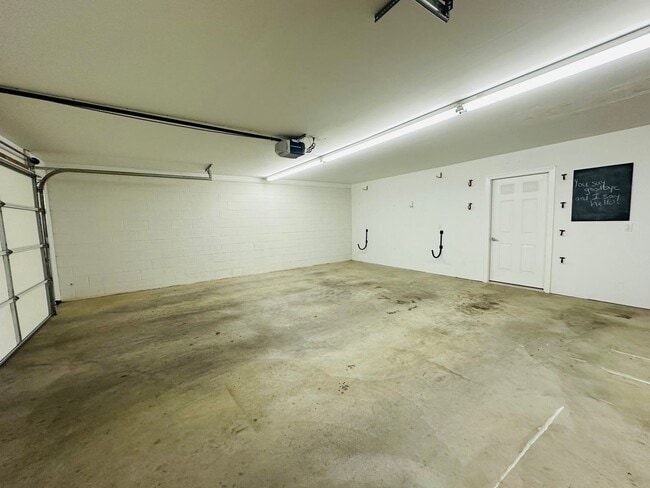 Photo - 3 Bedroom 2.5 Half Bath Townhouse with 2 Car Garage